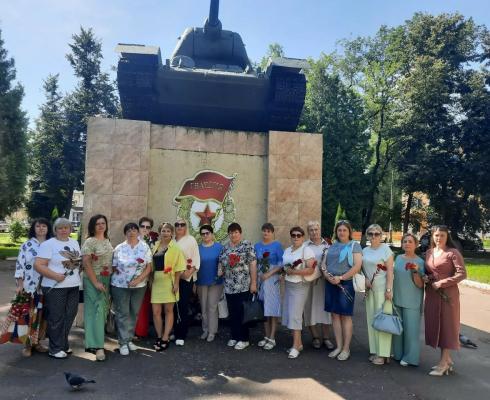 Жители города Мценска возложили цветы к памятникам и мемориалам в честь 83 й годовщины освобождения города от фашистских захватчиков. Жители города Мценска возложили цветы к памятникам и мемориалам в честь 83 й годовщины освобождения города от фашистских захватчиков.
